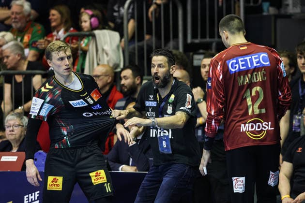 Trainer Bennet Wiegert mit Gisli Kristjansson (SC Magdeburg,10) und Torwart Matej Mandic (SC Magdeburg,12) - Viertelfinale Handball Machineseeker Champions League Saison 2025-2026 SC Magdeburg vs. SC Pick Szeged in der GETEC Arena in Magdeburg - Handball,Deutschland,07.05.2026