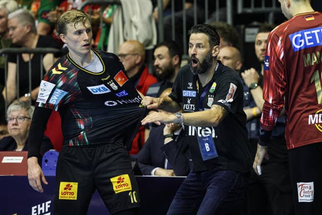 Trainer Bennet Wiegert mit Gisli Kristjansson (SC Magdeburg,10) - Viertelfinale Handball Machineseeker Champions League Saison 2025-2026 SC Magdeburg vs. SC Pick Szeged in der GETEC Arena in Magdeburg - Handball,Deutschland,07.05.2026