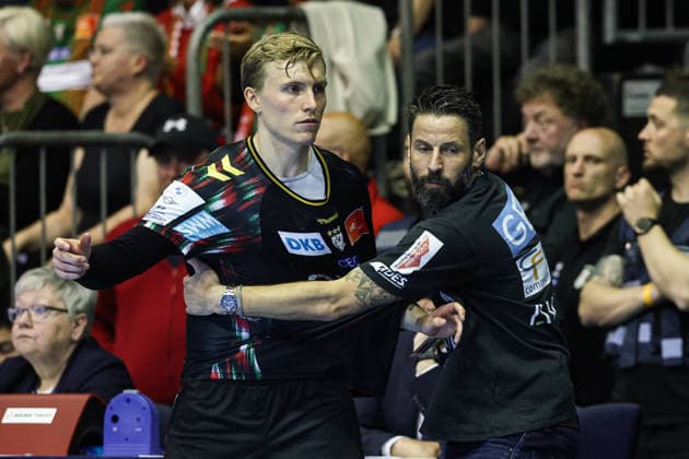Trainer Bennet Wiegert mit Gisli Kristjansson (SC Magdeburg,10) - Viertelfinale Handball Machineseeker Champions League Saison 2025-2026 SC Magdeburg vs. SC Pick Szeged in der GETEC Arena in Magdeburg - Handball,Deutschland,07.05.2026