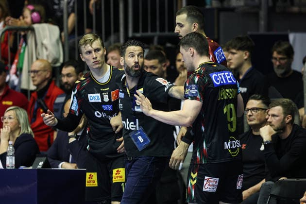 Trainer Bennet Wiegert mit Gisli Kristjansson (SC Magdeburg,10), Torwart Matej Mandic (SC Magdeburg,12), Elvar Örn Jonsson (SC Magdeburg,19) - Viertelfinale Handball Machineseeker Champions League Saison 2025-2026 SC Magdeburg vs. SC Pick Szeged in der GETEC Arena in Magdeburg - Handball,Deutschland,07.05.2026