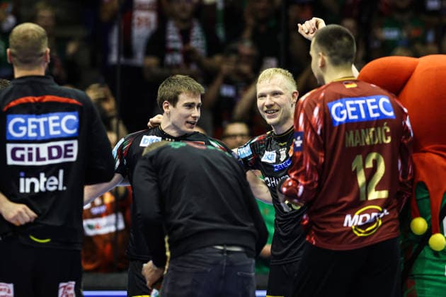Magnus Saugstrup (SC Magdeburg,23) und Manuel Zehnder (SC Magdeburg,8) - Viertelfinale Handball Machineseeker Champions League Saison 2025-2026 SC Magdeburg vs. SC Pick Szeged in der GETEC Arena in Magdeburg - Aktion,Handball,Deutschland,07.05.2026