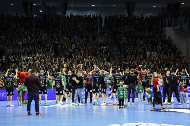Die Mannschaft vom SC Magdeburg feiert den Sieg vor dem Fanblock - Viertelfinale Handball Machineseeker Champions League Saison 2025-2026 SC Magdeburg vs. SC Pick Szeged in der GETEC Arena in Magdeburg - Aktion,Handball,Deutschland,07.05.2026
