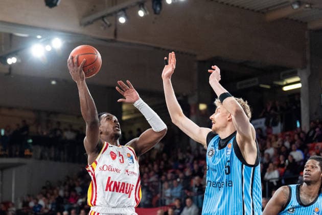 Marcus Carr (Wuerzburg Baskets, 5) beim Korbleger, Zsombor Maronka (Veolia Towers Hamburg, 05), GER, Veolia Towers Hamburg vs Fitness First Wuerzburg Baskets, Basketball, BBL, Spieltag 33, Saison 2025 2026, 07.05.2026 GER, Veolia Towers Hamburg vs Fitness First Wuerzburg Baskets, Basketball, BBL, Spieltag 33, Saison 2025 2026, 07.05.2026 Hamburg Copyright: xEibner-Pressefoto MaxxVincenx EP_MVN