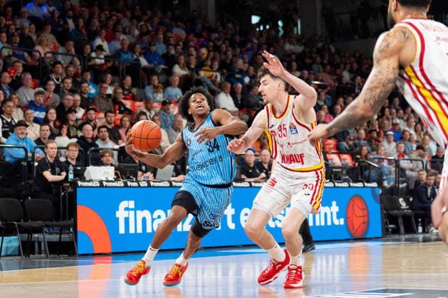 Ross Williams (Veolia Towers Hamburg, 34) im Dribbling, Alen Pjanic (Wuerzburg Baskets, 35), GER, Veolia Towers Hamburg vs Fitness First Wuerzburg Baskets, Basketball, BBL, Spieltag 33, Saison 2025 2026, 07.05.2026 GER, Veolia Towers Hamburg vs Fitness First Wuerzburg Baskets, Basketball, BBL, Spieltag 33, Saison 2025 2026, 07.05.2026 Hamburg Copyright: xEibner-Pressefoto MaxxVincenx EP_MVN