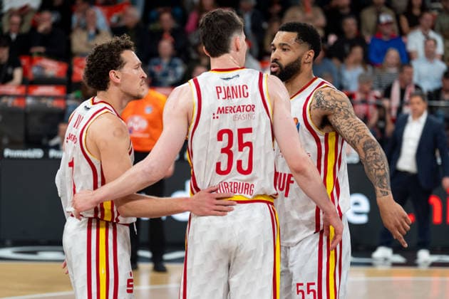 Brae Ivey (Wuerzburg Baskets, 11), Alen Pjanic (Wuerzburg Baskets, 35) und David Muenkat (Wuerzburg Baskets, 55) beim Huddle, GER, Veolia Towers Hamburg vs Fitness First Wuerzburg Baskets, Basketball, BBL, Spieltag 33, Saison 2025 2026, 07.05.2026 GER, Veolia Towers Hamburg vs Fitness First Wuerzburg Baskets, Basketball, BBL, Spieltag 33, Saison 2025 2026, 07.05.2026 Hamburg Copyright: xEibner-Pressefoto MaxxVincenx EP_MVN