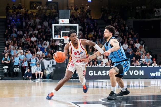 Marcus Carr (Wuerzburg Baskets, 5) im Dribbling, Devon Daniels (Veolia Towers Hamburg, 21), GER, Veolia Towers Hamburg vs Fitness First Wuerzburg Baskets, Basketball, BBL, Spieltag 33, Saison 2025 2026, 07.05.2026 GER, Veolia Towers Hamburg vs Fitness First Wuerzburg Baskets, Basketball, BBL, Spieltag 33, Saison 2025 2026, 07.05.2026 Hamburg Copyright: xEibner-Pressefoto MaxxVincenx EP_MVN