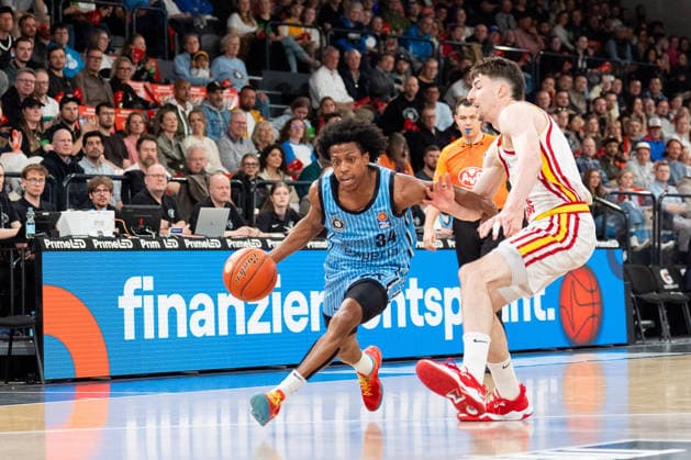 Ross Williams (Veolia Towers Hamburg, 34) im Dribbling, Alen Pjanic (Wuerzburg Baskets, 35), GER, Veolia Towers Hamburg vs Fitness First Wuerzburg Baskets, Basketball, BBL, Spieltag 33, Saison 2025 2026, 07.05.2026 GER, Veolia Towers Hamburg vs Fitness First Wuerzburg Baskets, Basketball, BBL, Spieltag 33, Saison 2025 2026, 07.05.2026 Hamburg Copyright: xEibner-Pressefoto MaxxVincenx EP_MVN