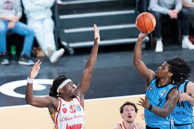 Leonard Thorpe Jr. (Veolia Towers Hamburg, 02) beim Korbleger, Charles Thompson (Wuerzburg Baskets, 32), GER, Veolia Towers Hamburg vs Fitness First Wuerzburg Baskets, Basketball, BBL, Spieltag 33, Saison 2025 2026, 07.05.2026 GER, Veolia Towers Hamburg vs Fitness First Wuerzburg Baskets, Basketball, BBL, Spieltag 33, Saison 2025 2026, 07.05.2026 Hamburg Copyright: xEibner-Pressefoto MaxxVincenx EP_MVN
