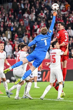 Torwart Lukas Hornicek (SC Braga) andIgor MatanoviÄ‡ (SC Freiburg) battle for the ball during the UEFA Europa League 2025 26 Semi-Final Second Leg match between Club Freiburg and SC Braga at Stadion am Wolfswinkel on May 7, 2026 in Freiburg im Breisgau, Germany. (Photo by Harry Langer DeFodi Images) - *** Goalkeeper Lukas Hornicek SC Braga andIgor MatanoviÄ‡ SC Freiburg battle for the ball during the UEFA Europa League 2025 26 Semi Final Second Leg match between Sport Club Freiburg and SC Braga at Stadion am Wolfswinkel on May 7, 2026 in Freiburg im Breisgau, Germany Photo by Harry Langer DeFodi Images