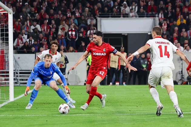 Lukas Hornicek (Sporting Braga, 01), Vincenzo Grifo (SC Freiburg, 32) und Gustaf Lagerbielke (Sporting Braga, 14) im Kampf um den Ball , Deutschland, Fussball, UEFA Europa League, Halbfinale, 2025 2026, SC Freiburg vs. Sporting Braga, 07.05.2026, Freiburg im Breisgau Europa-Park Stadion Deutschland *** Lukas Hornicek Sporting Braga, 01 , Vincenzo Grifo SC Freiburg, 32 and Gustaf Lagerbielke Sporting Braga, 14 fighting for the ball , Germany, Football, UEFA Europa League, Semifinal, 2025 2026, SC Freiburg vs Sporting Braga, 07 05 2026, Freiburg im Breisgau Europa Park Stadium Germany Copyright: xGrantxHubbsx