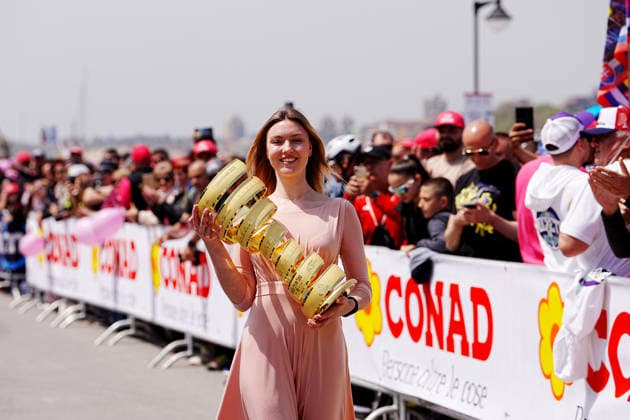 Sport Bilder des Tages The trophy (trofeo senza fine) during Stage 1 of the Giro d™Italia, from Nessebar to Burgas, Bulgaria, Friday, May 8, 2026.  Copyright: xGianxMattiaxD Alberto LaPressex