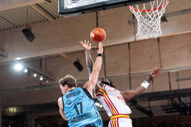 Niklas Wimberg (Veolia Towers Hamburg, 17) im Zweikampf mit Eddy Edigin Jr (Wuerzburg Baskets, 27), GER, Veolia Towers Hamburg vs Fitness First Wuerzburg Baskets, Basketball, BBL, Spieltag 33, Saison 2025 2026, 07.05.2026 GER, Veolia Towers Hamburg vs Fitness First Wuerzburg Baskets, Basketball, BBL, Spieltag 33, Saison 2025 2026, 07.05.2026 Hamburg Copyright: xEibner-Pressefoto MaxxVincenx EP_MVN