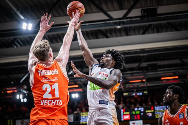 1. Basketball Bundesliga, easyCredit BBL, Saison 2025 2026, Herren, Hauptrunde, 33. Spieltag, 08.05.2026, RASTA Vechta - Rostock Seawolves Kassim Nicholson ( 8 - Rostock Seawolves) beim Korbleger Vechta RASTA Dome Niedersachsen Deutschland