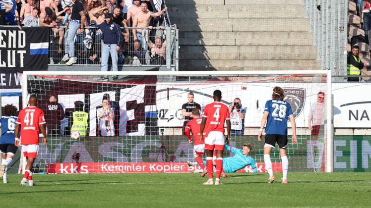 08.05.2026, xrekx, Fussball 2.Bundesliga, 1.FC Kaiserslautern - Arminia Bielefeld v.l. Elfmeter zum 1:0 durch Marlon Ritter (1.FC Kaiserslautern) Jonas Kersken (Arminia Bielefeld) (DFL DFB REGULATIONS PROHIBIT ANY USE OF PHOTOGRAPHS as IMAGE SEQUENCES and or QUASI-VIDEO) Kaiserslautern