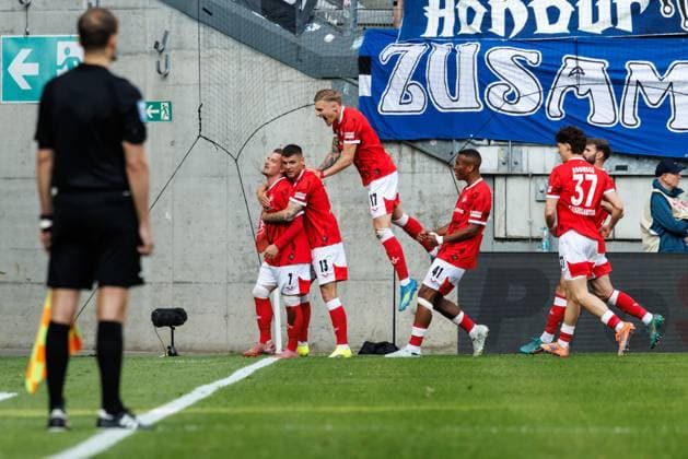 Marlon Ritter (1.FC Kaiserslautern) bejubelt den Treffer zum 1:0 mit Erik Wekesser (1.FC Kaiserslautern), h17 , David Schramm (1.FC Kaiserslautern), Leon Robinson (1.FC Kaiserslautern), 1. FC Kaiserslautern vs DSC Arminia Bielefeld, Fussball, 2. Bundesliga, 33. Spieltag, Saison 2025 2026, 08.05.2026 1. FC Kaiserslautern vs DSC Arminia Bielefeld, Fussball, 2. Bundesliga, 33. Spieltag, Saison 2025 2026, 08.05.2026