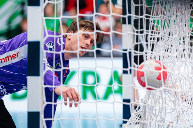 Malte Semisch (GWD Minden, 01) muss hinter sich greifen GER, GWD Minden vs. Bergischer HC, Handball, 1. Bundesliga, 31. Spieltag, Spielzeit 2025 2026, 08.05.2026 GER, GWD Minden vs. Bergischer HC, Handball, 1. Bundesliga, 31. Spieltag, Spielzeit 2025 2026, 08.05.2026 Minden Copyright: xEibner-Pressefoto JanxRollingerx EP_JSK