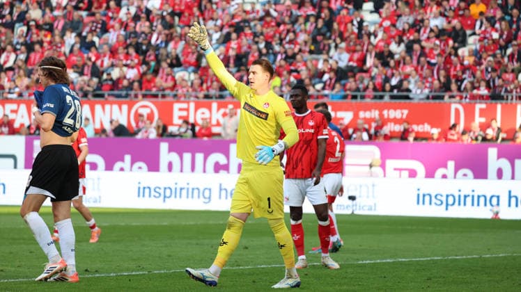 08.05.2026, xrekx, Fussball 2.Bundesliga, 1.FC Kaiserslautern - Arminia Bielefeld v.l. Julian Krahl (1.FC Kaiserslautern) gibt Anweisungen, gestikuliert, mit den Armen gestikulieren gives instructions, gesticulate (DFL DFB REGULATIONS PROHIBIT ANY USE OF PHOTOGRAPHS as IMAGE SEQUENCES and or QUASI-VIDEO) Kaiserslautern