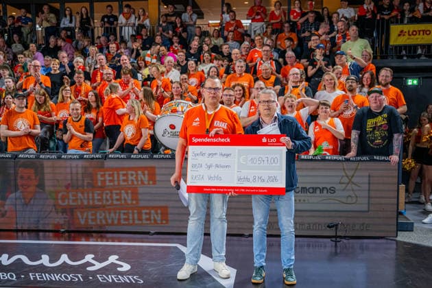 1. Basketball Bundesliga, easyCredit BBL, Saison 2025 2026, Herren, Hauptrunde, 33. Spieltag, 08.05.2026, RASTA Vechta - Rostock Seawolves Scheckübergabe Sportler gegen Hunger Vechta RASTA Dome Niedersachsen Deutschland