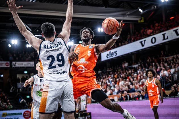 1. Basketball Bundesliga, easyCredit BBL, Saison 2025 2026, Herren, Hauptrunde, 33. Spieltag, 08.05.2026, RASTA Vechta - Rostock Seawolves TJ Bamba ( 5 - RASTA Vechta) beim Korbleger Vechta RASTA Dome Niedersachsen Deutschland