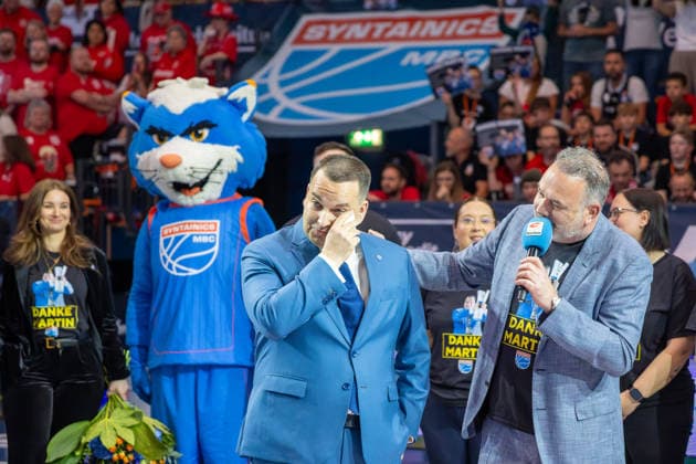 Martin Geissler (MBC, Manager) fischt Tränen bei Verabschiedung, Danksagung, vor dem Spiel Syntainics MBC vs. BMA365 Bamberg Baskets, Basketball, 1. Bundesliga, Maenner, 33. Spieltag, Saison 2025 26, 08.05.2026. Weißenfels Stadthalle Sachsen-Anhalt Deutschland