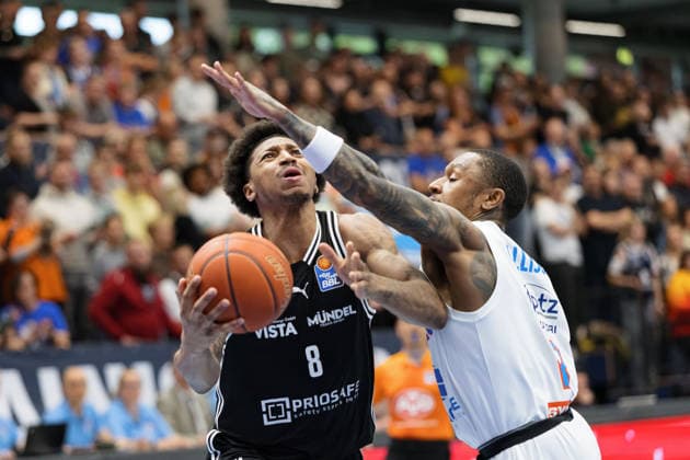 Demarcus Demonia (Bamberg, 8), Charles Callison (MBC, 23), Syntainics MBC vs. BMA365 Bamberg Baskets, Basketball, 1. Bundesliga, Maenner, 33. Spieltag, Saison 2025 26, 08.05.2026. Weißenfels Stadthalle Sachsen-Anhalt Deutschland