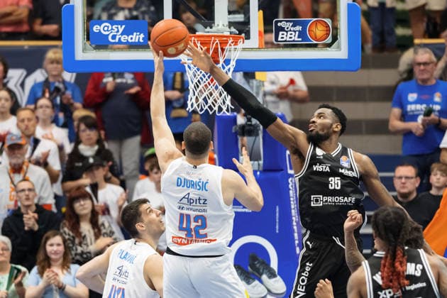 Nemanja Djurisic (MBC, 42), Ejiofor Onu (Bamberg, 35), Syntainics MBC vs. BMA365 Bamberg Baskets, Basketball, 1. Bundesliga, Maenner, 33. Spieltag, Saison 2025 26, 08.05.2026. Weißenfels Stadthalle Sachsen-Anhalt Deutschland
