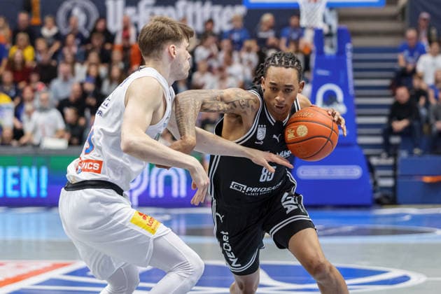 Perttu Blomgren (MBC, 20), Austin Crowley (Bamberg, 85), Syntainics MBC vs. BMA365 Bamberg Baskets, Basketball, 1. Bundesliga, Maenner, 33. Spieltag, Saison 2025 26, 08.05.2026. Weißenfels Stadthalle Sachsen-Anhalt Deutschland