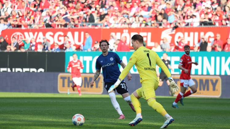 08.05.2026, xrekx, Fussball 2.Bundesliga, 1.FC Kaiserslautern - Arminia Bielefeld v.l. Jannik Rochelt (Arminia Bielefeld) Julian Krahl (1.FC Kaiserslautern) (DFL DFB REGULATIONS PROHIBIT ANY USE OF PHOTOGRAPHS as IMAGE SEQUENCES and or QUASI-VIDEO) Kaiserslautern
