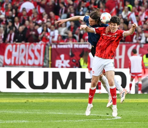 Fussball - 2. Bundesliga - Saison 2025 26 1. FC Kaiserslautern 08.05.2026 Fritz-Walter-Stadion 1. FC Kaiserslautern (fck) - Arminia Bielefeld (bi) Roberts ULDRIKIS (Arminia Bielefeld), li - Jacob RASMUSSEN (1. FC Kaiserslautern) 1. FC Kaiserslautern