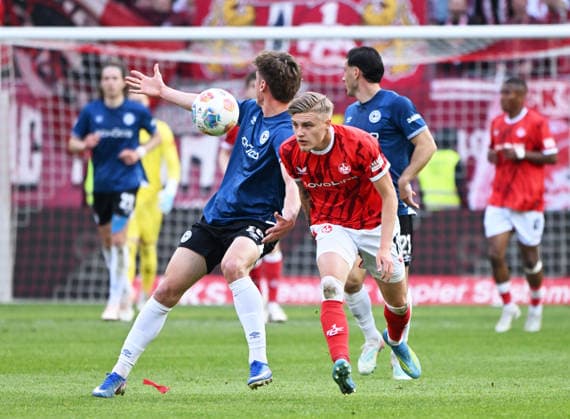 Fussball - 2. Bundesliga - Saison 2025 26 1. FC Kaiserslautern 08.05.2026 Fritz-Walter-Stadion 1. FC Kaiserslautern (fck) - Arminia Bielefeld (bi) Joel GRODOWSKI (Arminia Bielefeld), li - Norman BASSETTE (1. FC Kaiserslautern) 1. FC Kaiserslautern