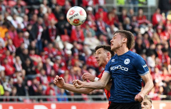 Fussball - 2. Bundesliga - Saison 2025 26 1. FC Kaiserslautern 08.05.2026 Fritz-Walter-Stadion 1. FC Kaiserslautern (fck) - Arminia Bielefeld (bi) Daniel HANSLIK (1. FC Kaiserslautern), li - Maximilian GROSSER (Arminia Bielefeld) 1. FC Kaiserslautern
