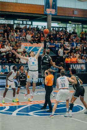 BB-TS Herren Syntainics MBC - BMA365 Bamberg Baskets Jure Planinic (Syntainics MBC) und Ejiofor Onu (BMA365 Bamberg Baskets) waehrend der Saison 2025-2026 in der EasyCredit Bundesliga zwischen Syntainics MBC und BMA365 Bamberg Baskets in der Stadthalle Weissenfels am 8. May 2026 in Weissenfels, Sachsen Anhalt, Deutschland