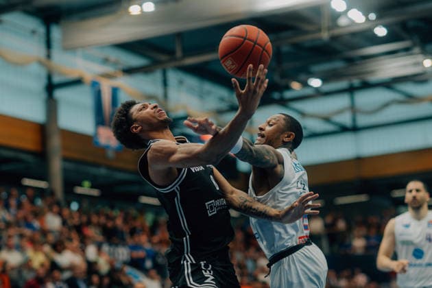 BB-TS Herren Syntainics MBC - BMA365 Bamberg Baskets Demarcus Demonia (BMA365 Bamberg Baskets), Charles Callison (Syntainics MBC) waehrend der Saison 2025-2026 in der EasyCredit Bundesliga zwischen Syntainics MBC und BMA365 Bamberg Baskets in der Stadthalle Weissenfels am 8. May 2026 in Weissenfels, Sachsen Anhalt, Deutschland