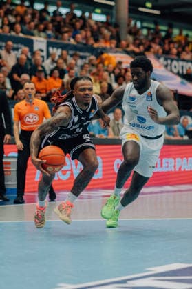 BB-TS Herren Syntainics MBC - BMA365 Bamberg Baskets Cobe Williams (BMA365 Bamberg Baskets, Khyri Thomas (Syntainics MBC) waehrend der Saison 2025-2026 in der EasyCredit Bundesliga zwischen Syntainics MBC und BMA365 Bamberg Baskets in der Stadthalle Weissenfels am 8. May 2026 in Weissenfels, Sachsen Anhalt, Deutschland