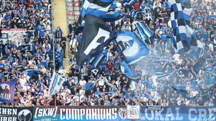 08.05.2026, xrekx, Fussball 2.Bundesliga, 1.FC Kaiserslautern - Arminia Bielefeld v.l. Bielefeld Fans ,Stimmung, Schals, Ultras, Zuschauer, Besucher, Choreo, Choreografie, atmosphere, scarves, spectators, visitors (DFL DFB REGULATIONS PROHIBIT ANY USE OF PHOTOGRAPHS as IMAGE SEQUENCES and or QUASI-VIDEO) Kaiserslautern