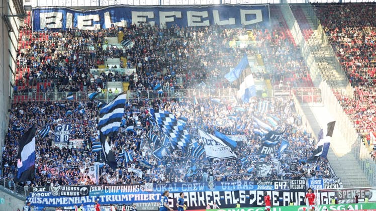08.05.2026, xrekx, Fussball 2.Bundesliga, 1.FC Kaiserslautern - Arminia Bielefeld v.l. Bielefeld Fans ,Stimmung, Schals, Ultras, Zuschauer, Besucher, Choreo, Choreografie, atmosphere, scarves, spectators, visitors (DFL DFB REGULATIONS PROHIBIT ANY USE OF PHOTOGRAPHS as IMAGE SEQUENCES and or QUASI-VIDEO) Kaiserslautern