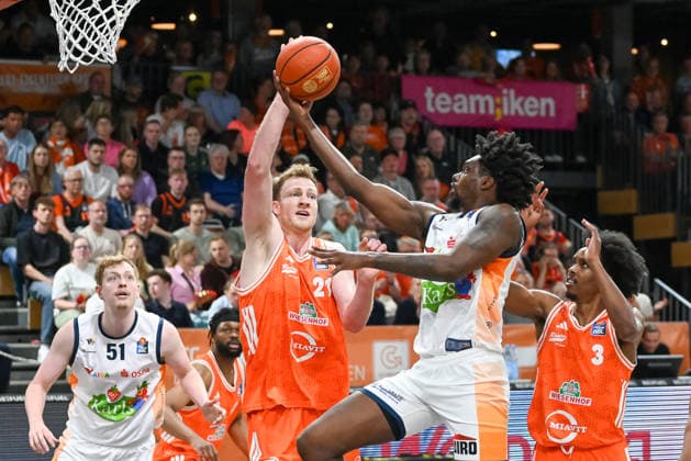 Kassim Nicholson (Rostock Seawolves, 08) am Ball gegen Lars Thiemann (RASTA Vechta, 21) RASTA Vechta vs. Rostock Seawolves, easyCredit Basketball Bundesliga, 33. Spieltag, Saison 2025 2026, 08.05.2026, RASTA Vechta vs. Rostock Seawolves, easyCredit Basketball Bundesliga, 33. Spieltag, Saison 2025 2026, 08.05.2026 Vechta Copyright: xEibner-Pressefoto RobertxGertzenx EP_RGN