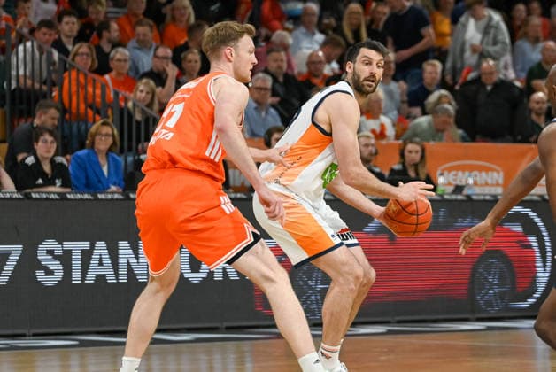 Owen Klassen (Rostock Seawolves, 03) am Ball gegen Lars Thiemann (RASTA Vechta, 21) RASTA Vechta vs. Rostock Seawolves, easyCredit Basketball Bundesliga, 33. Spieltag, Saison 2025 2026, 08.05.2026, RASTA Vechta vs. Rostock Seawolves, easyCredit Basketball Bundesliga, 33. Spieltag, Saison 2025 2026, 08.05.2026 Vechta Copyright: xEibner-Pressefoto RobertxGertzenx EP_RGN