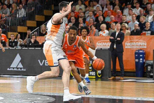 Alonzo Verge jr. (RASTA Vechta, 11) am Ball gegen Owen Klassen (Rostock Seawolves, 29) RASTA Vechta vs. Rostock Seawolves, easyCredit Basketball Bundesliga, 33. Spieltag, Saison 2025 2026, 08.05.2026, RASTA Vechta vs. Rostock Seawolves, easyCredit Basketball Bundesliga, 33. Spieltag, Saison 2025 2026, 08.05.2026 Vechta Copyright: xEibner-Pressefoto RobertxGertzenx EP_RGN