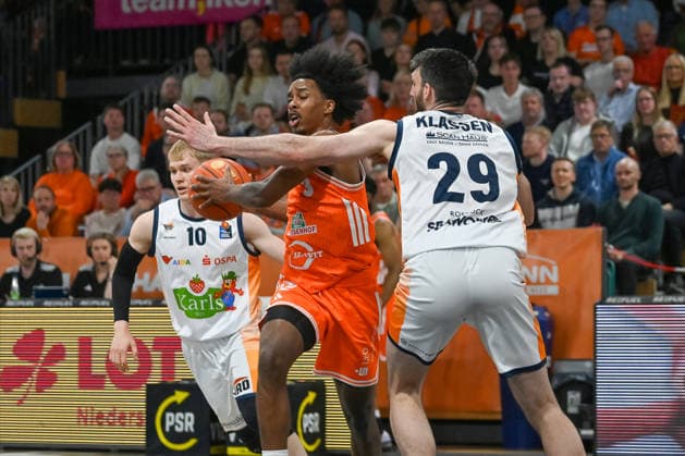 Malik Parsons. (RASTA Vechta, 03) am Ball gegen Owen Klassen (Rostock Seawolves, 29) RASTA Vechta vs. Rostock Seawolves, easyCredit Basketball Bundesliga, 33. Spieltag, Saison 2025 2026, 08.05.2026, RASTA Vechta vs. Rostock Seawolves, easyCredit Basketball Bundesliga, 33. Spieltag, Saison 2025 2026, 08.05.2026 Vechta Copyright: xEibner-Pressefoto RobertxGertzenx EP_RGN