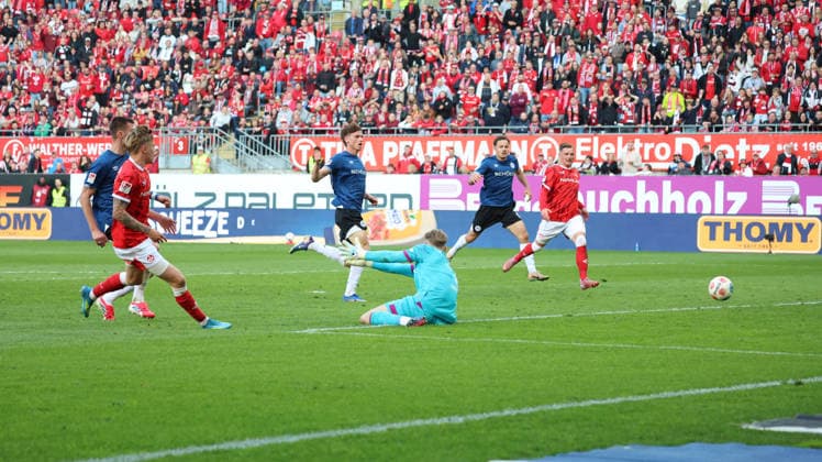 08.05.2026, xrekx, Fussball 2.Bundesliga, 1.FC Kaiserslautern - Arminia Bielefeld v.l. Abseitstor Norman Bassette (1.FC Kaiserslautern) Jonas Kersken (Arminia Bielefeld) (DFL DFB REGULATIONS PROHIBIT ANY USE OF PHOTOGRAPHS as IMAGE SEQUENCES and or QUASI-VIDEO) Kaiserslautern