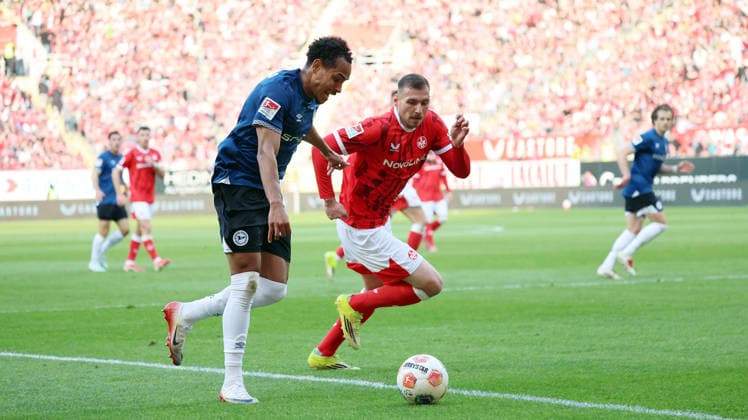 08.05.2026, xrekx, Fussball 2.Bundesliga, 1.FC Kaiserslautern - Arminia Bielefeld v.l. Monju Momuluh (Arminia Bielefeld) Luca Sirch (1.FC Kaiserslautern) Zweikampf, Aktion, action, battle for the ball (DFL DFB REGULATIONS PROHIBIT ANY USE OF PHOTOGRAPHS as IMAGE SEQUENCES and or QUASI-VIDEO) Kaiserslautern
