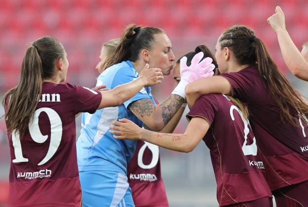 Sport Bilder des Tages 08.05.2026 - Fussball - Saison 2025 2026 - 1. Frauen - Fussball - Bundesliga - 25. Spieltag: 1. FC Nürnberg FCN ( Club ) - SGS Essen - Sportfoto Zink DaMa - xdaxmax - Jubel Freude Torjubel nach Tor zum 3:0 - Lourdes Carmen Romero Grzondziel (25, 1. FC Nürnberg FCN ) Maelle Seguin (28, 1. FC Nürnberg FCN ) und Mannschaft Team jubelt freut sich - Torschütze: Maelle Seguin (28, 1. FC Nürnberg FCN )