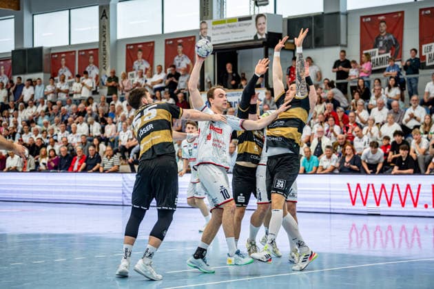 2. Handball Bundesliga; TV Hüttenberg - HC Elbflorenz Dresden, 08.05.26 Paul Ohl (TV Hüttenberg, 10), Timo Löser (HC Elbflorenz Dresden, 55), . 2. Handball Bundesliga; TV Hüttenberg - HC Elbflorenz Dresden: Hüttenberg, 08.05.26 Copyright: xBEAUTIFULxSPORTS Roeczeyx