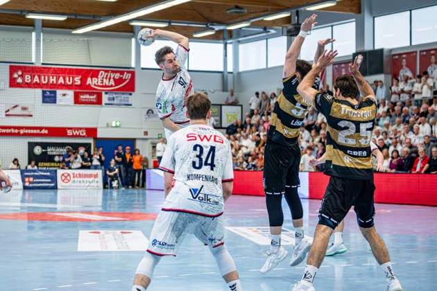 2. Handball Bundesliga; TV Hüttenberg - HC Elbflorenz Dresden, 08.05.26 David Kuntscher (TV Hüttenberg, 97), Paul Kompenhans (TV Hüttenberg, 34), Timo Löser (HC Elbflorenz Dresden, 55), Sebastian Greß (HC Elbflorenz Dresden, 25) 2. Handball Bundesliga; TV Hüttenberg - HC Elbflorenz Dresden: Hüttenberg, 08.05.26 Copyright: xBEAUTIFULxSPORTS Roeczeyx