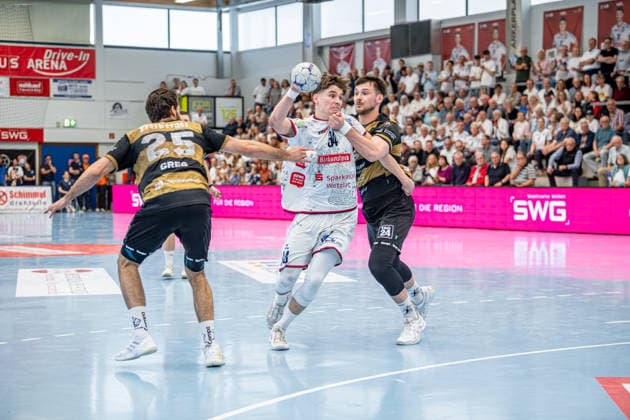 2. Handball Bundesliga; TV Hüttenberg - HC Elbflorenz Dresden, 08.05.26 Paul Kompenhans (TV Hüttenberg, 34), Sebastian Greß (HC Elbflorenz Dresden, 25), Timo Löser (HC Elbflorenz Dresden, 55) 2. Handball Bundesliga; TV Hüttenberg - HC Elbflorenz Dresden: Hüttenberg, 08.05.26 Copyright: xBEAUTIFULxSPORTS Roeczeyx