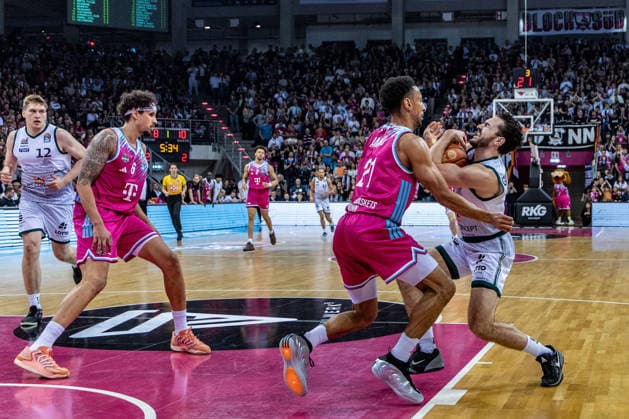 Clayton Guillozet (VET-CONCEPT Gladiators Trier, 04) vs Joel Sadu Aminu (Telekom Baskets Bonn, 21), Michael Kessens (Telekom Baskets Bonn, 06), Marten Linssen (VET-CONCEPT Gladiators Trier, 12) Telekom Baskets Bonn vs. VET-CONCEPT Gladiators Trier, Basketball, easy Credit BBL, 33. Spieltag, 2025 2026, 08.05.2026 Telekom Baskets Bonn vs. VET-CONCEPT Gladiators Trier, Basketball, easy Credit BBL, 33. Spieltag, 2025 2026, 08.05.2026 Bonn Copyright: xEibner-Pressefoto GerhardxWingenderx EP_GWR