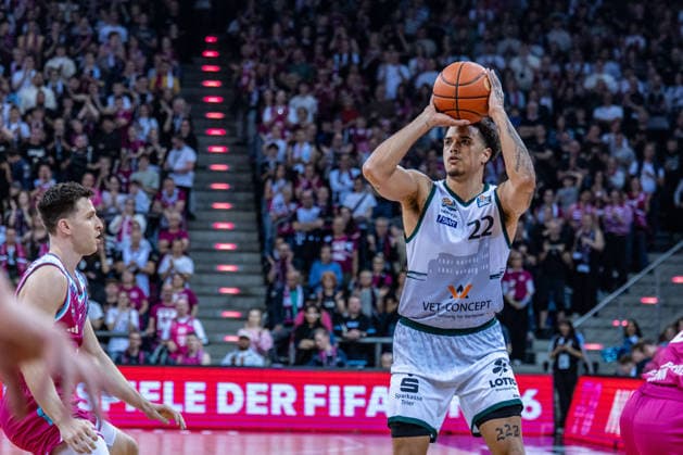 Nolan Adekunle (VET-CONCEPT Gladiators Trier, 22) beim Versuch für 3 Punkte Telekom Baskets Bonn vs. VET-CONCEPT Gladiators Trier, Basketball, easy Credit BBL, 33. Spieltag, 2025 2026, 08.05.2026 Telekom Baskets Bonn vs. VET-CONCEPT Gladiators Trier, Basketball, easy Credit BBL, 33. Spieltag, 2025 2026, 08.05.2026 Bonn Copyright: xEibner-Pressefoto GerhardxWingenderx EP_GWR