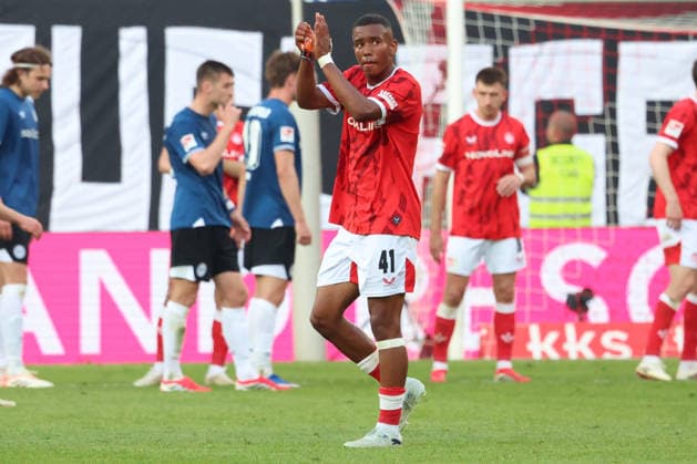 08.05.2026, xrekx, Fussball 2.Bundesliga, 1.FC Kaiserslautern - Arminia Bielefeld v.l. David Schramm Auswechslung bedankt bedanken sich bei den Fans, the player thanks the fans for their support (DFL DFB REGULATIONS PROHIBIT ANY USE OF PHOTOGRAPHS as IMAGE SEQUENCES and or QUASI-VIDEO) Kaiserslautern