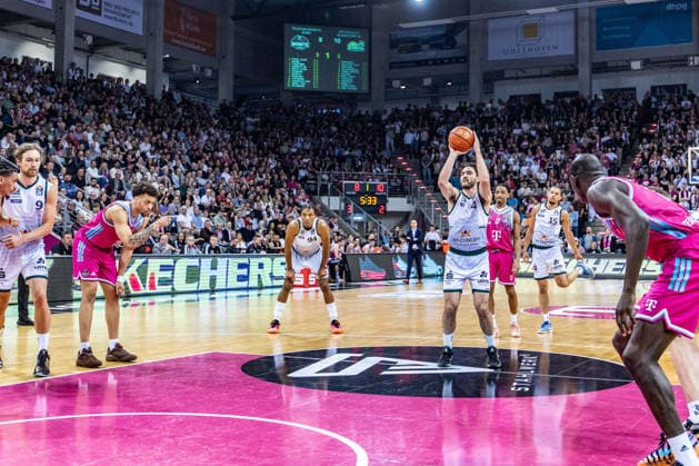 Clayton Guillozet (VET-CONCEPT Gladiators Trier, 04) beim Freiwurf, Jalen Finch (Telekom Baskets Bonn, 00) Kur Jongkuch (Telekom Baskets Bonn, 15), Jordan Roland (VET-CONCEPT Gladiators Trier, 15), Marco Hollersbacher (VET-CONCEPT Gladiators Trier, 09), Georg King VET-CONCEPT Gladiators Trier, 94) Telekom Baskets Bonn vs. VET-CONCEPT Gladiators Trier, Basketball, easy Credit BBL, 33. Spieltag, 2025 2026, 08.05.2026 Telekom Baskets Bonn vs. VET-CONCEPT Gladiators Trier, Basketball, easy Credit BBL, 33. Spieltag, 2025 2026, 08.05.2026 Bonn Copyright: xEibner-Pressefoto GerhardxWingenderx EP_GWR